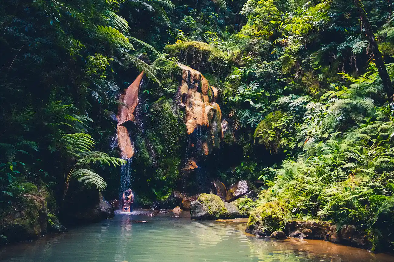Cascada de agua termal de la Caldeira Velha - Lagoa do Fogo. Cascada de agua termal de la Caldeira Velha - Lagoa do Fogo.